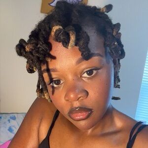 Meet your Posher, Geniah